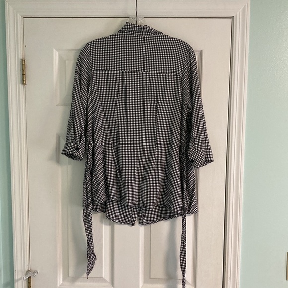 Size small Flutter&Kick Maternity B&W gingham button down shirt w front tie - Picture 3 of 7